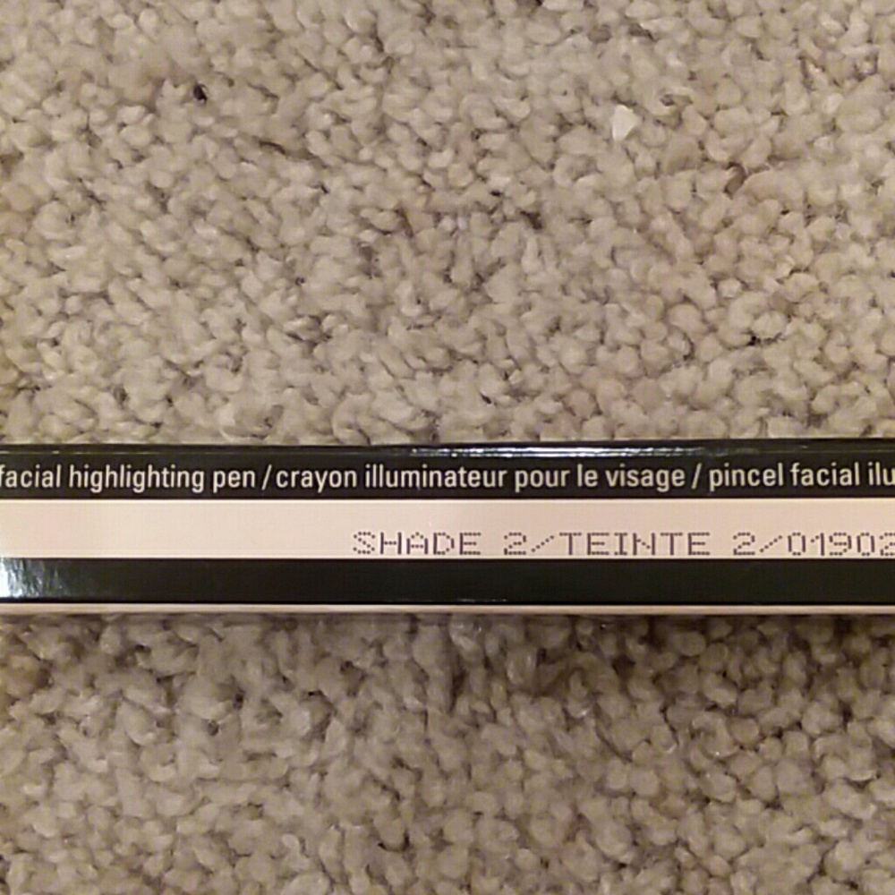 Facial highlighting pen shade 2